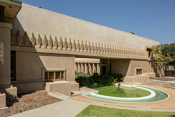 Hollyhock House (Casa Barnsdale), Los Angeles, (1919-21) (1)
