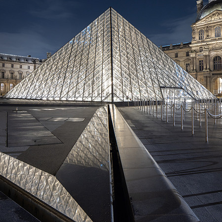 Extension and entrance to Louvre museum, Paris (1989)