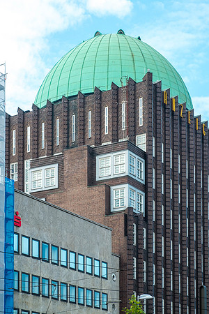 Anzeiger-Hochhaus, Hannover, Germany (Fritz Hoeger, 1927-28)